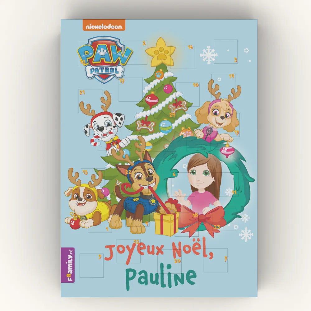Le calendrier de l’Avent personnalisé montre la photo d’une fille avec la Pat'Patrouille devant un sapin décoré et le titre « Joyeux Noël, Pauline ».