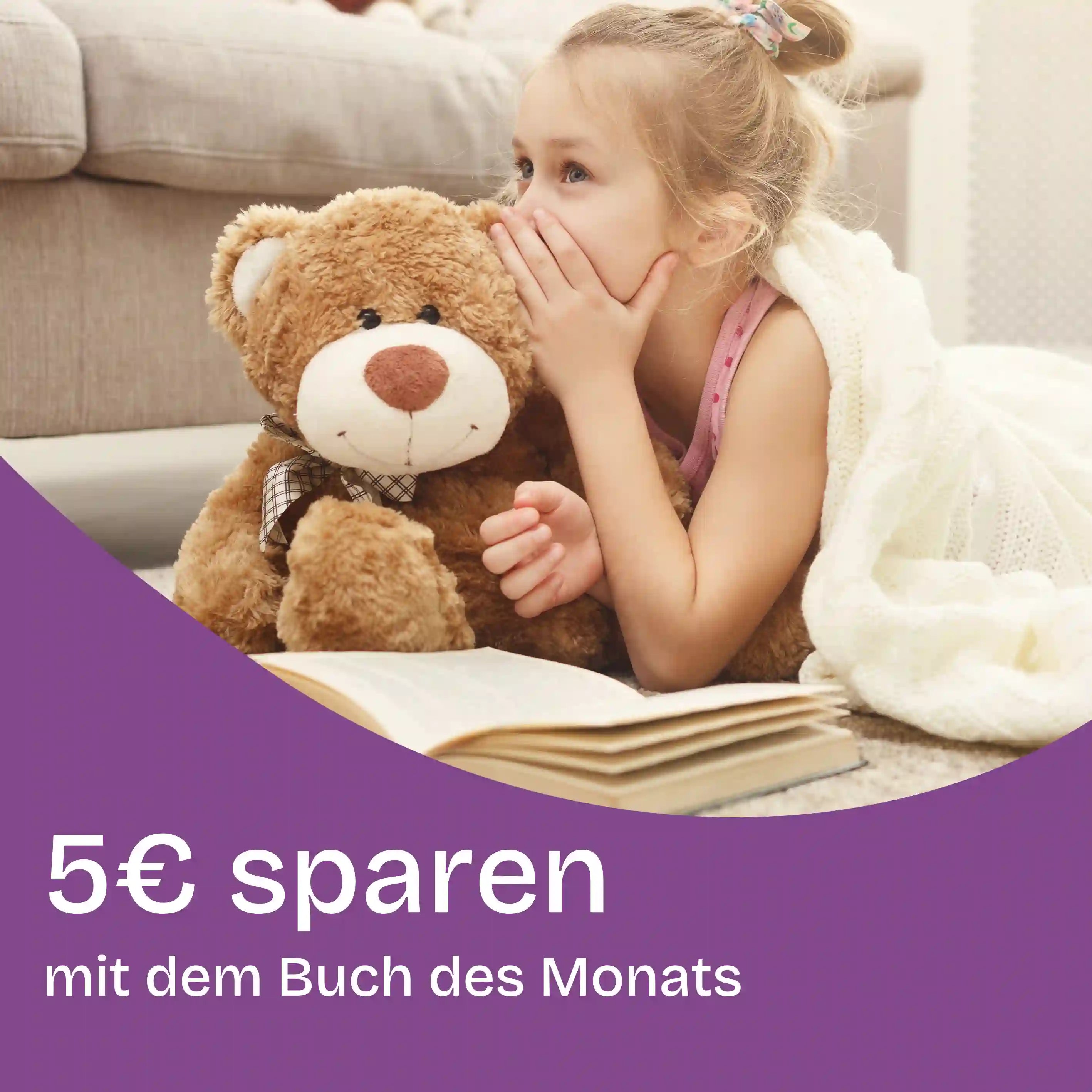 Mädchen flüstert Teddybär ins Ohr: 5€ sparen mit dem Buch des Monats