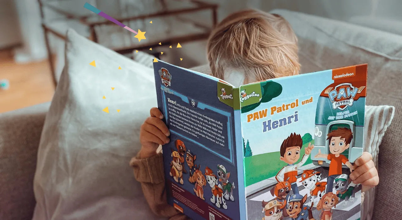 Junge liest in Paw Patrol und Henri