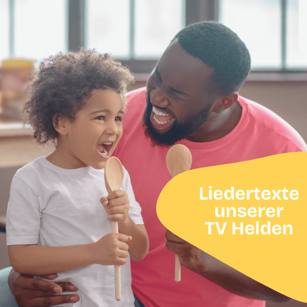 Ein lächelnder Mann und ein Kind, die Holzlöffel halten, singen gemeinsam zu Hause. Eine gelbe Form auf der rechten Seite zeigt den deutschen Text: Liedertexte unserer TV-Helden und zelebriert ihre musikalische Freude.