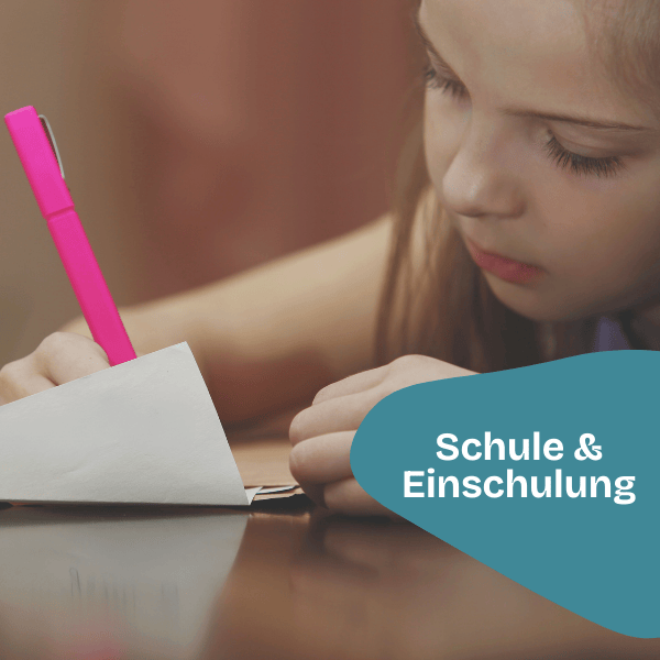 Ein junges Mädchen schreibt mit einem rosa Stift auf weißem Papier an einem Tisch. Der Text Schule & Einschulung erscheint in einer blauen Form in der unteren rechten Ecke und unterstreicht das Thema Schulanfang.