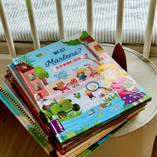 Stapel Bücher, oberstes Buch ist das personalisierte Wimmelbuch "Wo ist Marlene?"
