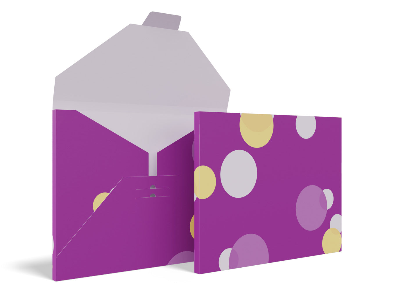 Die Geschenkverpackung „Framily“ von Framily besteht aus einem lila Umschlag mit geöffneter Klappe, der den Blick auf das Innere freigibt. Der Umschlag zeigt ein verspieltes Muster aus großen weißen, gelben und hellvioletten Kreisen – perfekt zum Verschenken.