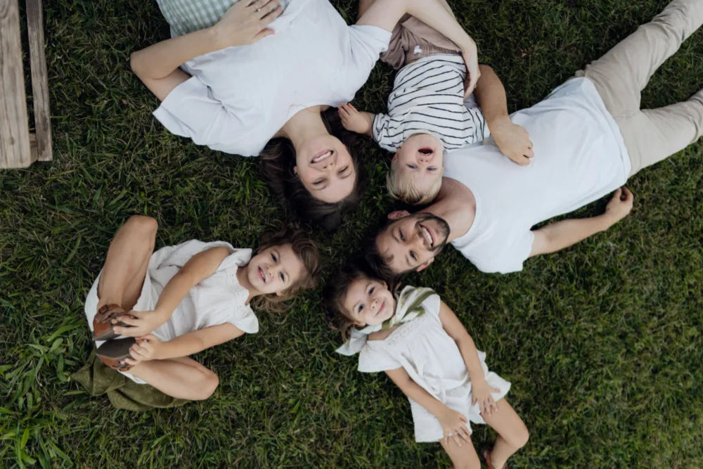 Familie im Gras